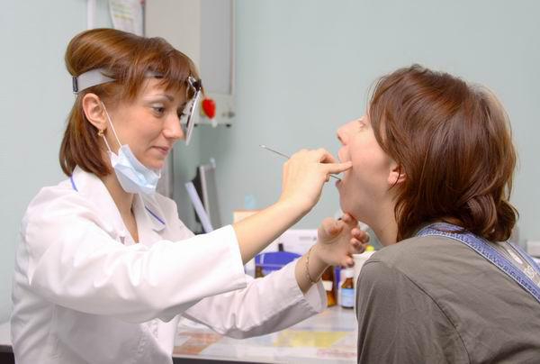 Воспаление связок горла: как лечить если болят связки