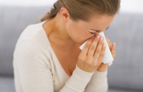 Выделения из носа: причины и лечение обильной густой слизи