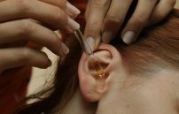 Ушные противовоспалительные капли: чем капать уши при воспалении