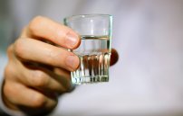 Водка при ангине: можно ли пить алкоголь если заболел