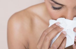Течет из носа вода: что делать и как остановить насморк
