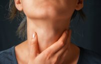 Гнойники в горле без температуры: как лечить белые гнойнички и язвы