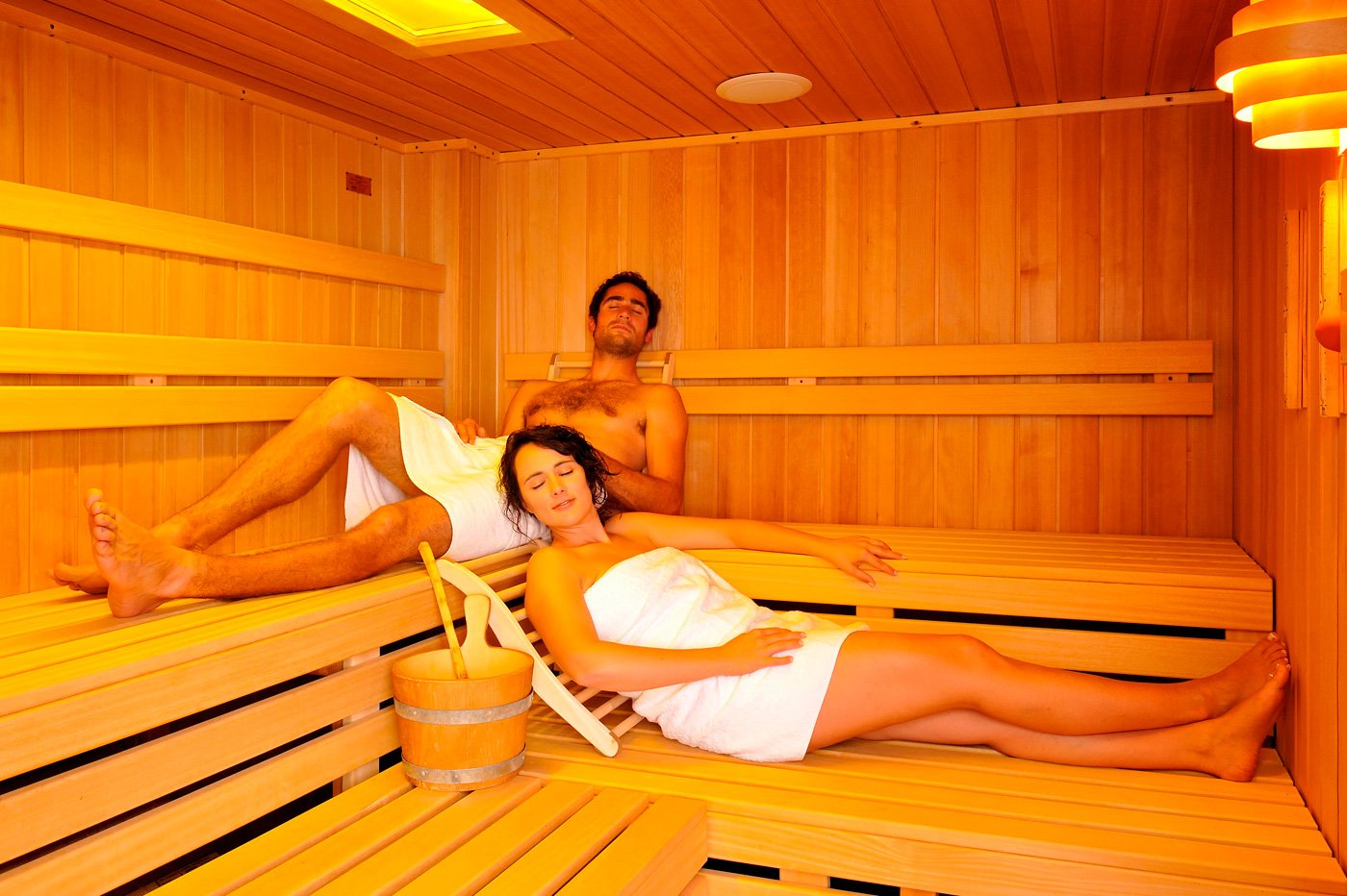 Бани моются мужчины и женщины. В сауне. Для сауны. Правильная баня. Отдых в бане.