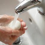  тщательно мыть руки